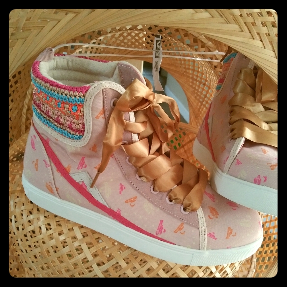 NWT Crochet Poppy Lifestyle boho hightop shoes